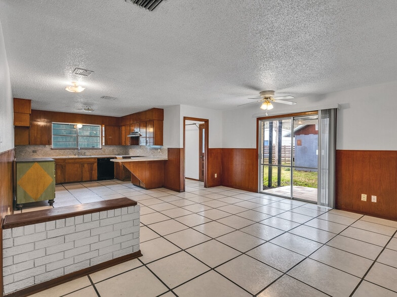 More Photos Of 2002 W Highway 6, Alvin Office For Sale