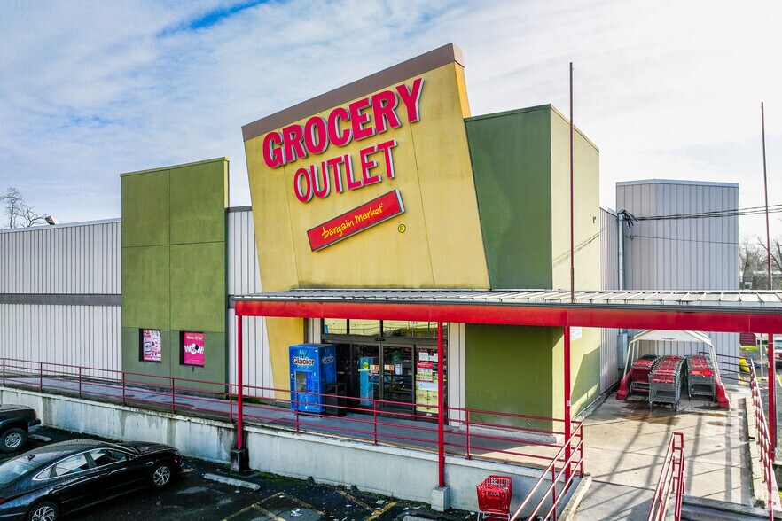 More Photos Of 299 D St NE, Salem Supermarket For Sale