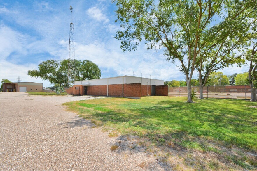 More Photos Of 1500 W Highway 6, Alvin Truck Terminal For Lease