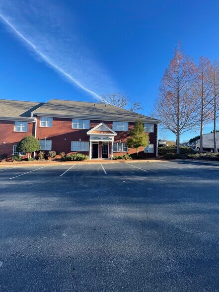 More Photos Of 327 Dahlonega St, Cumming Office For Lease