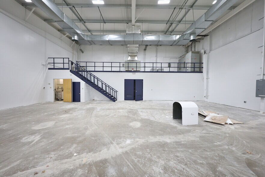 More Photos Of 12 Orben Dr, Landing Showroom For Lease