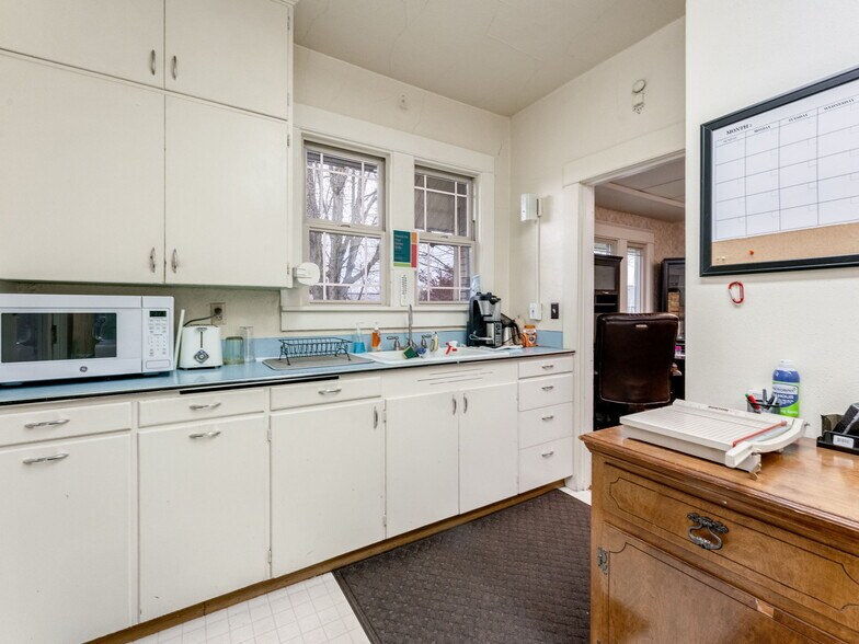 More Photos Of 737 NW Adams St, Mcminnville Office For Sale