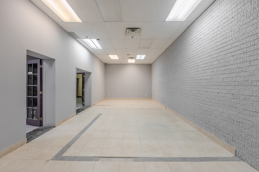 More Photos Of 7527-7583 Boul Henri-Bourassa E, Montréal Flex For Lease