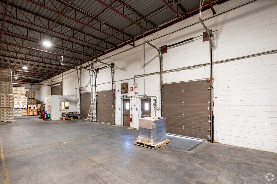 More Photos Of 350-390 Rue Mcarthur, Saint-Laurent Warehouse For Lease