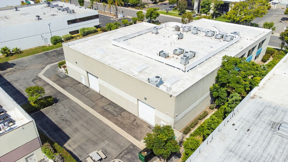 More Photos Of 5 Vanderbilt, Irvine Light Manufacturing For Sale