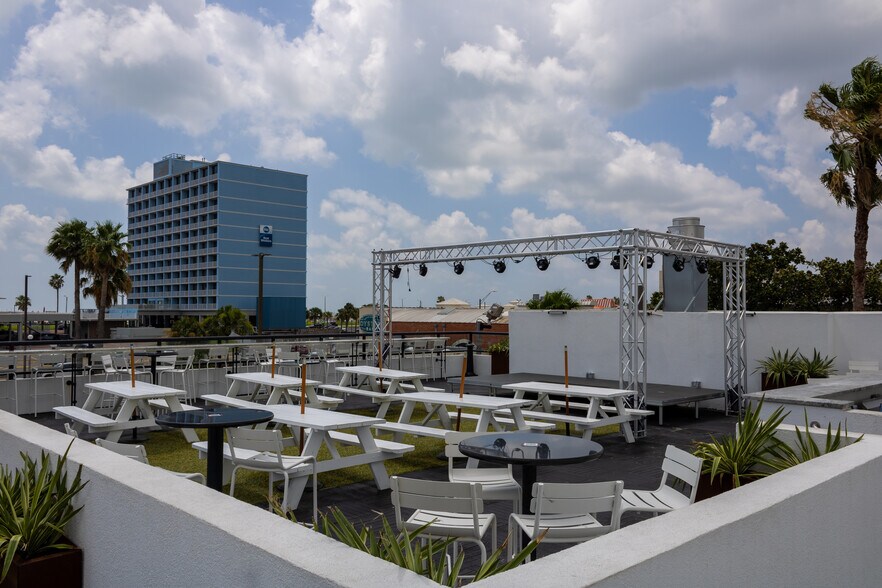 More Photos Of 326 N Chaparral St, Corpus Christi Freestanding For Lease
