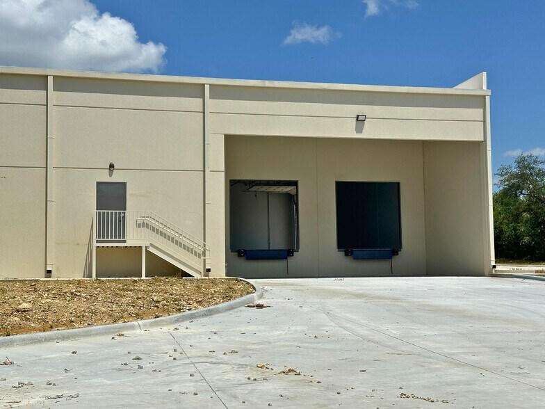 More Photos Of 120 Business Pk Dr, Hudson Oaks Warehouse For Lease