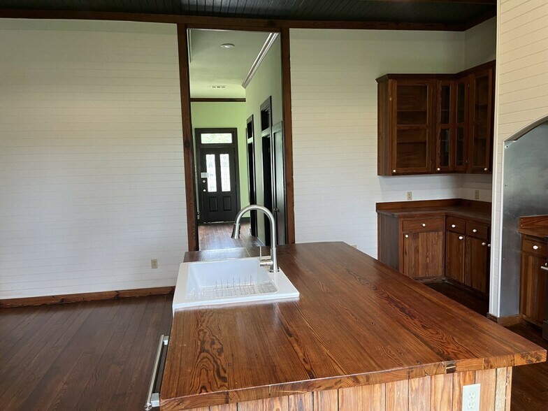 More Photos Of 1862 LA-22, Madisonville Specialty For Sale