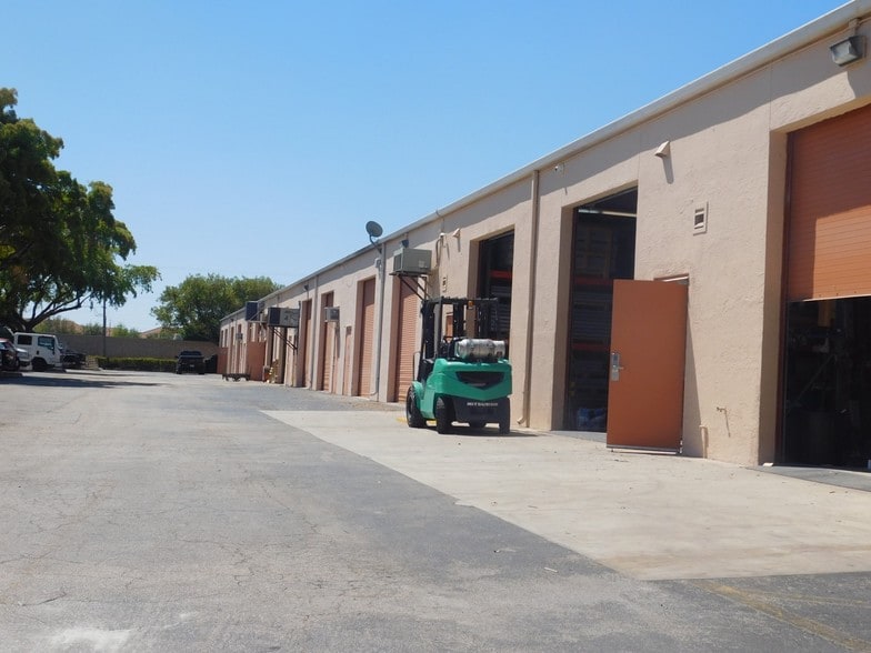 More Photos Of 3300 S Congress Ave, Boynton Beach Showroom For Lease