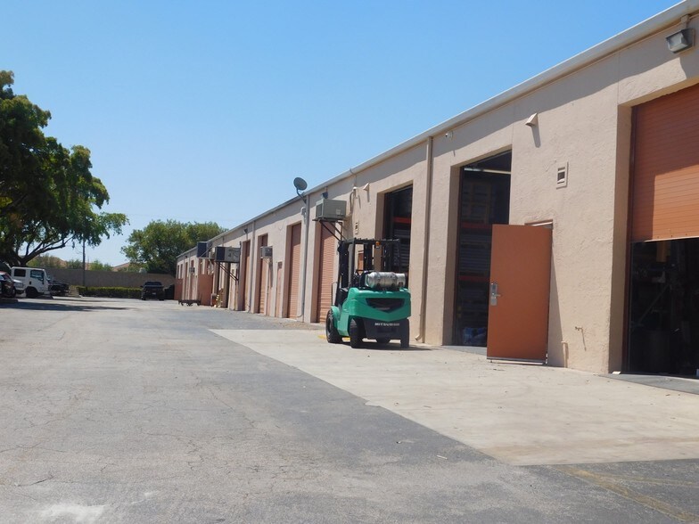 More Photos Of 3300 S Congress Ave, Boynton Beach Showroom For Sale