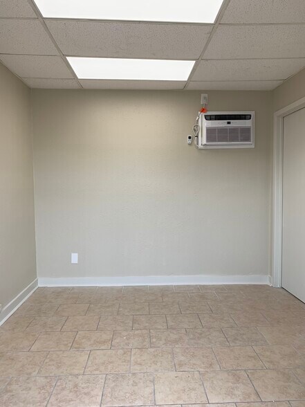 More Photos Of 6209-6213 Grissom Rd, San Antonio Self Storage For Lease