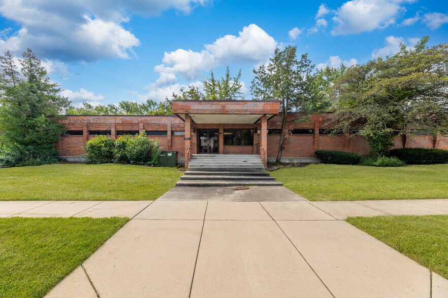Primary Photo Of 5601 Victoria Dr, Oak Forest Office For Sale