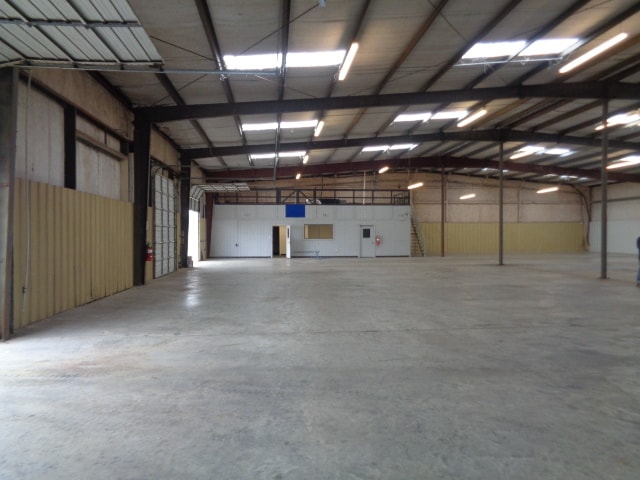 More Photos Of 903 Industrial St, Clute Unknown For Lease