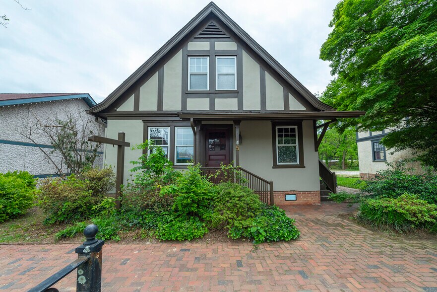More Photos Of 5 All Souls Cres, Asheville Freestanding For Lease