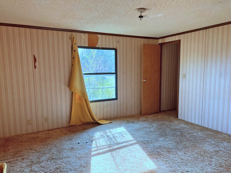 More Photos Of 3268 - 3244 River Fork Rd, Waterloo Bar For Sale