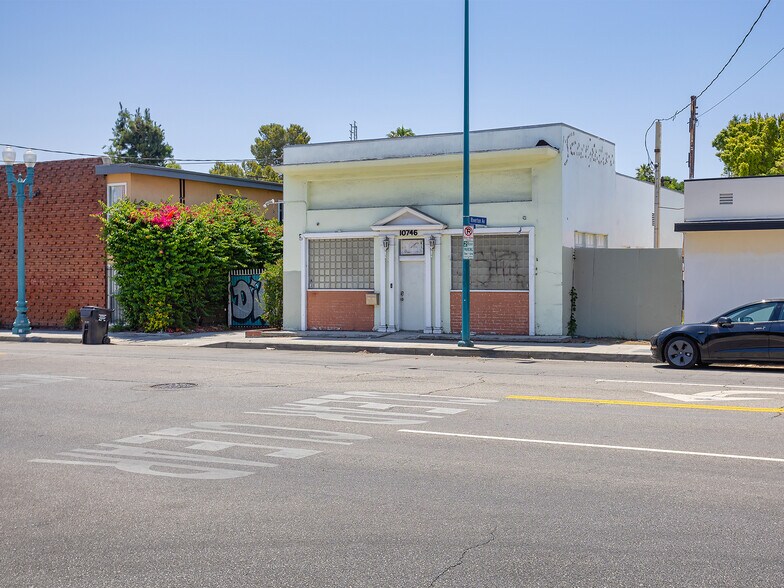 More Photos Of 10746 Magnolia Blvd, North Hollywood Medical For Sale