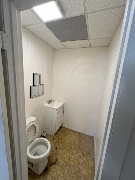 More Photos Of 748 Commerce Cir, Longwood Warehouse For Lease