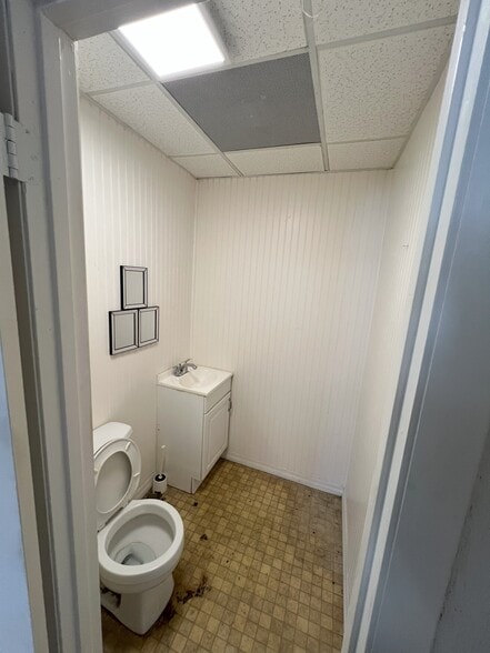 More Photos Of 748 Commerce Cir, Longwood Warehouse For Lease