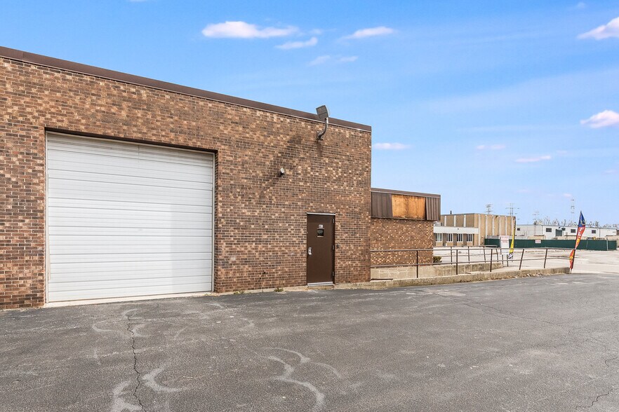 More Photos Of 4700 W 137th St, Crestwood Warehouse For Lease