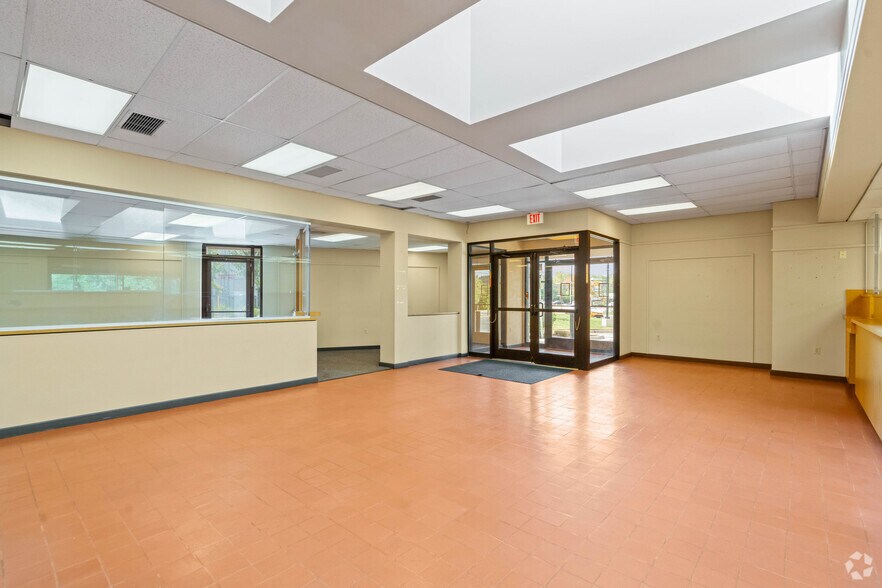 More Photos Of 9412 Livingston Rd, Fort Washington Bank For Lease