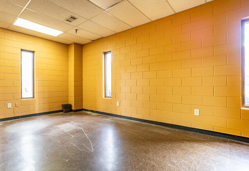 More Photos Of 601 McDuffie Ave, Selma Warehouse For Lease