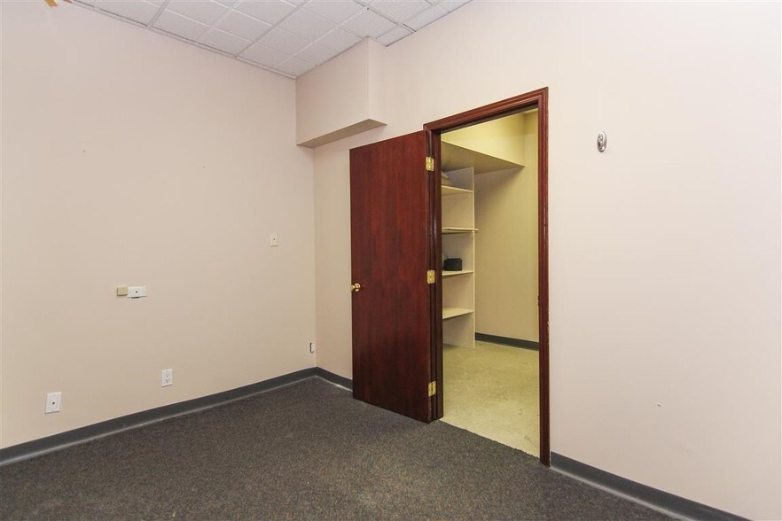 More Photos Of 1015 Centre St NW, Calgary Storefront Retail Residential For Lease