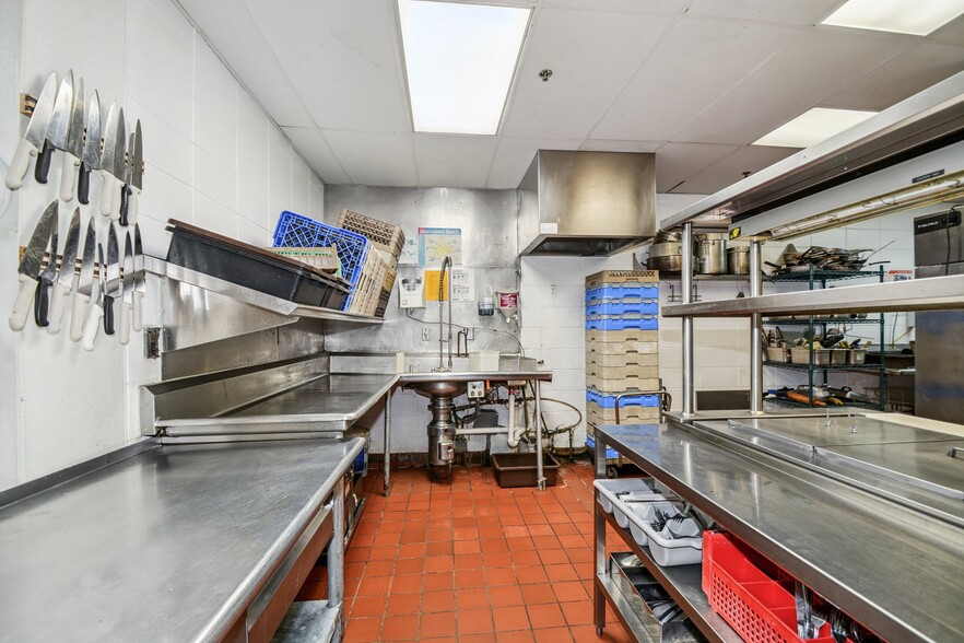 More Photos Of 1900 & 1924 Marshall St NE, Minneapolis Restaurant For Sale