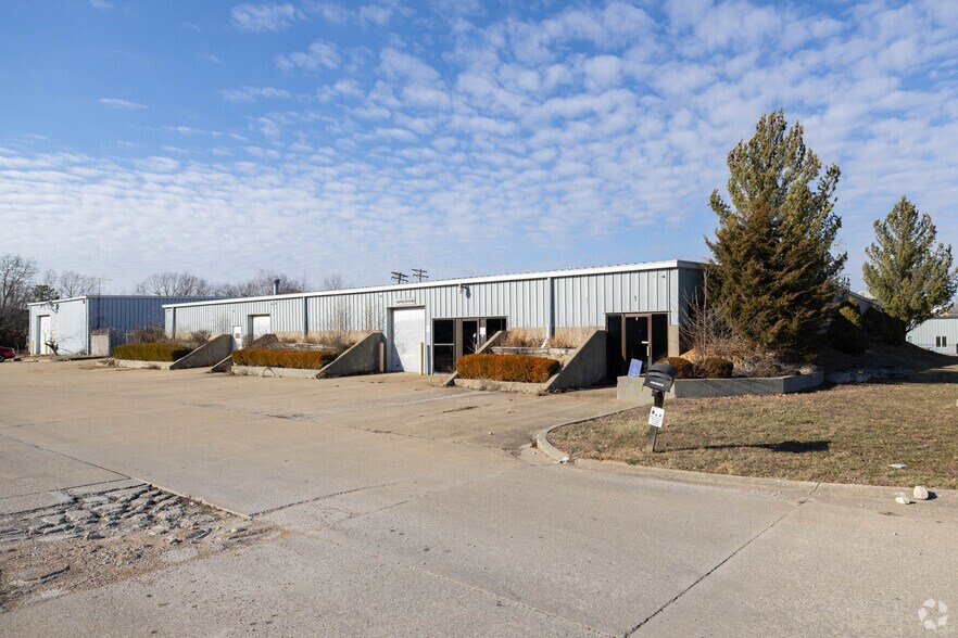 More Photos Of 1 Vance Dr, O'Fallon Warehouse For Lease