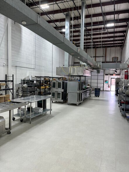 More Photos Of 101 Bilby Rd, Hackettstown Showroom For Lease