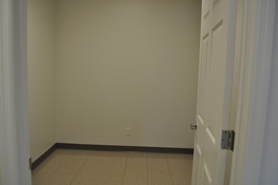 More Photos Of 2333 W Emory Rd, Powell Industrial For Sale