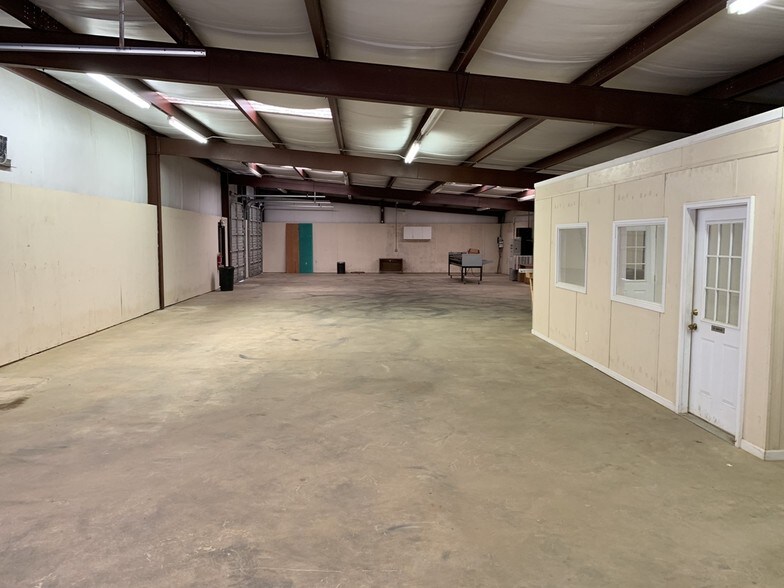 More Photos Of 109 Eason Rd, Dallas Warehouse For Lease