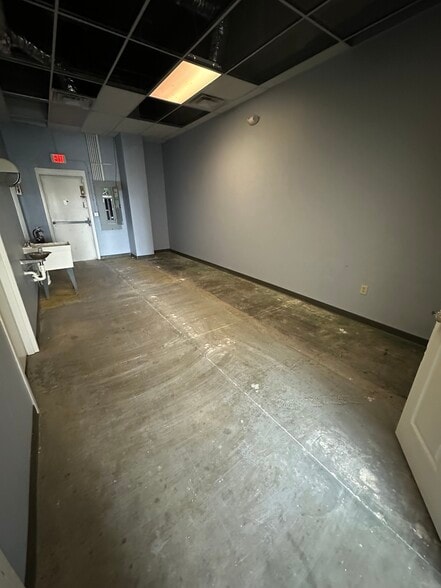 More Photos Of 2710 Nashville Rd, Bowling Green Supermarket For Lease