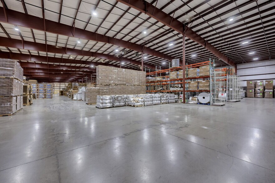 More Photos Of 300 Commerce Dr, New Holland Distribution For Lease