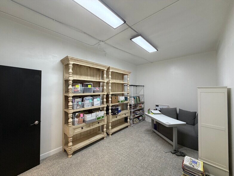 More Photos Of 4317 S River Blvd, Independence Office For Sale