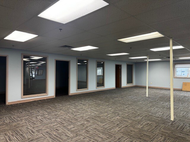 More Photos Of 402 Boyer Cir, Williston Distribution For Lease