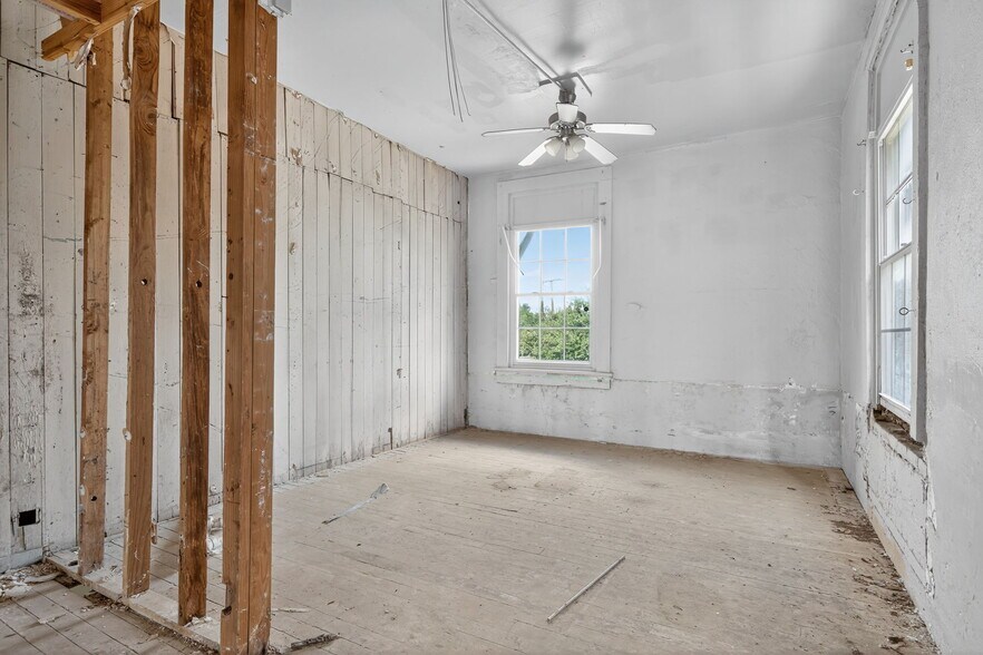 More Photos Of 1425 S Flores St, San Antonio General Retail For Sale