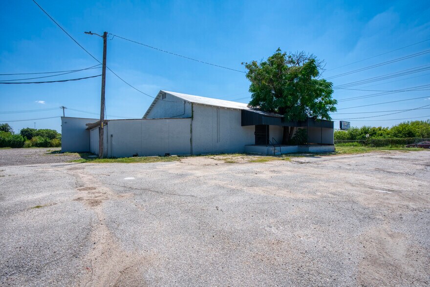 More Photos Of 1402 Hoefgen Ave, San Antonio Warehouse For Sale