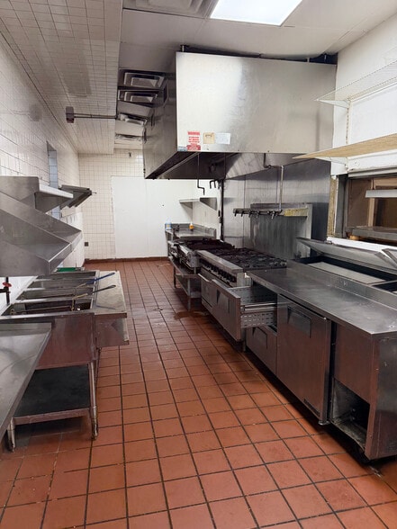 More Photos Of 17425 Telegraph Rd, Detroit Freestanding For Lease