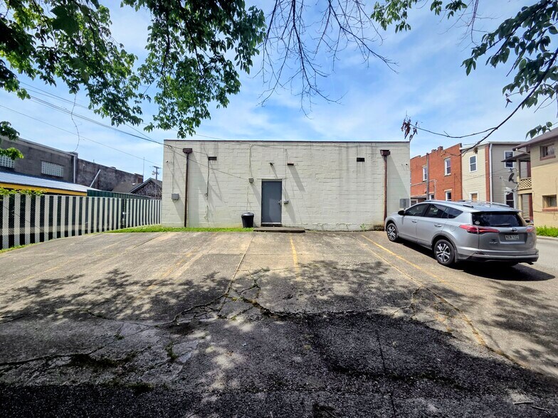 More Photos Of 408 Virginia St W, Charleston Freestanding For Lease