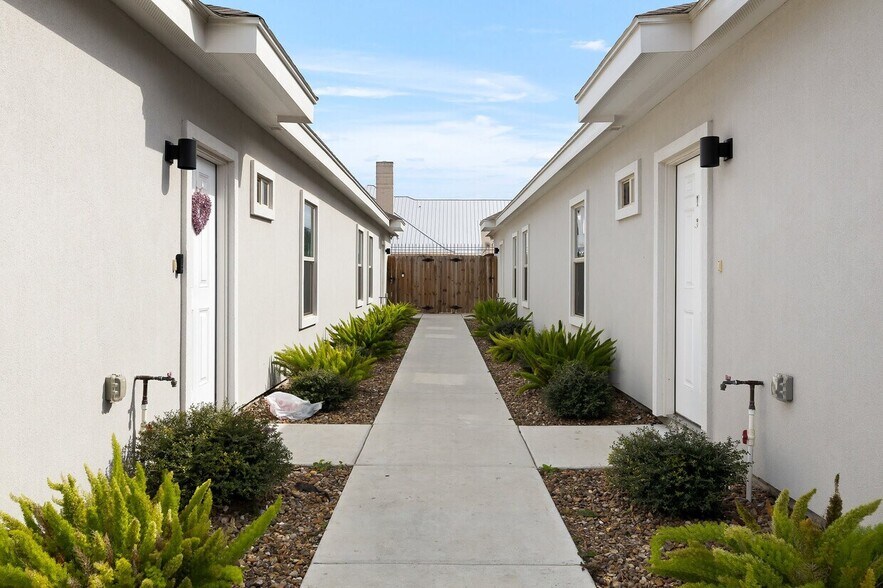 More Photos Of 904 N Kentucky St, Alton Multifamily For Sale