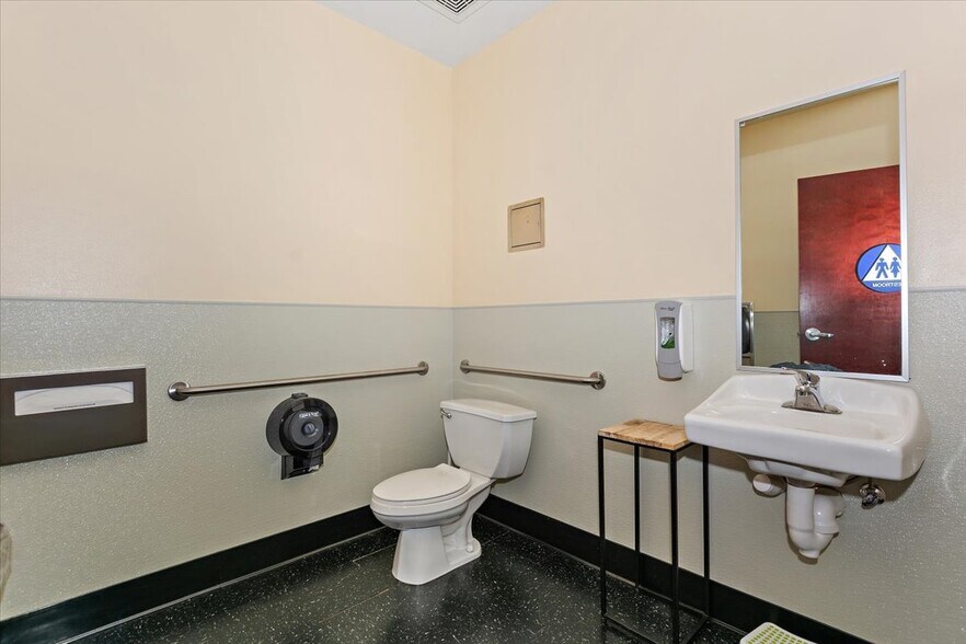 More Photos Of 7970 Cherry Ave, Fontana Showroom For Lease