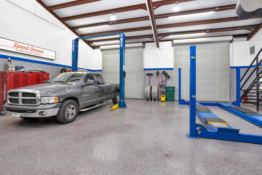 More Photos Of 1308 N Frazier St, Conroe Service For Sale