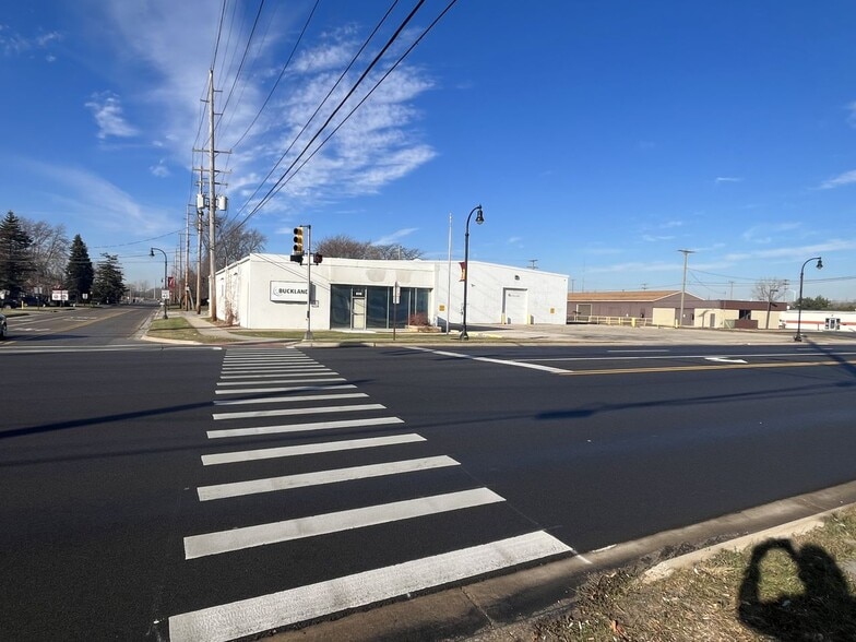 More Photos Of 835 24th St, Port Huron General Retail For Sale
