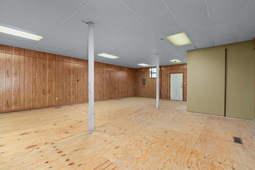 More Photos Of 155 N Broadway Ave, Booneville Storefront For Sale