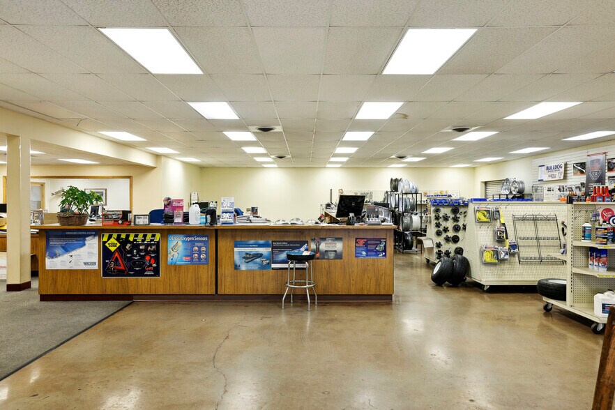 More Photos Of 2500 NE Kennedy St, Minneapolis Warehouse For Sale