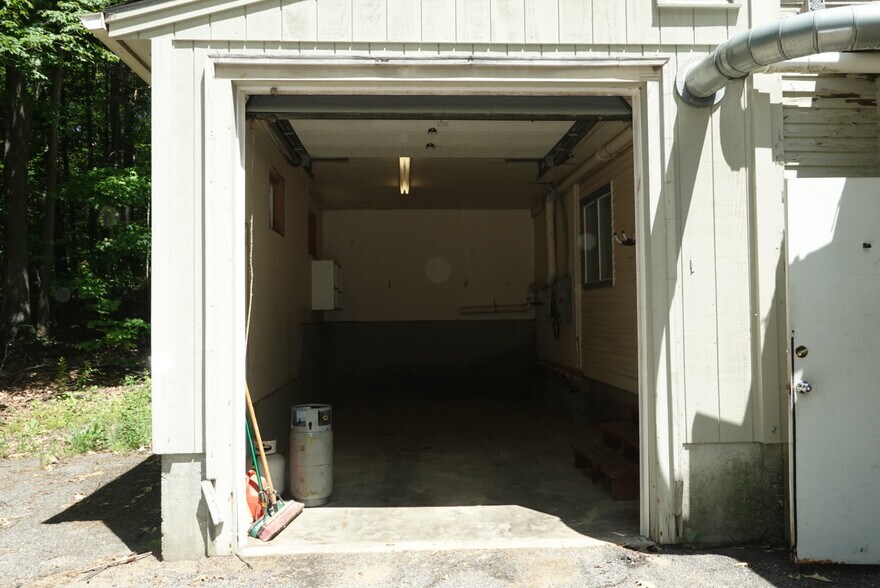 More Photos Of 1 Young Ln, Newmarket Flex For Sale