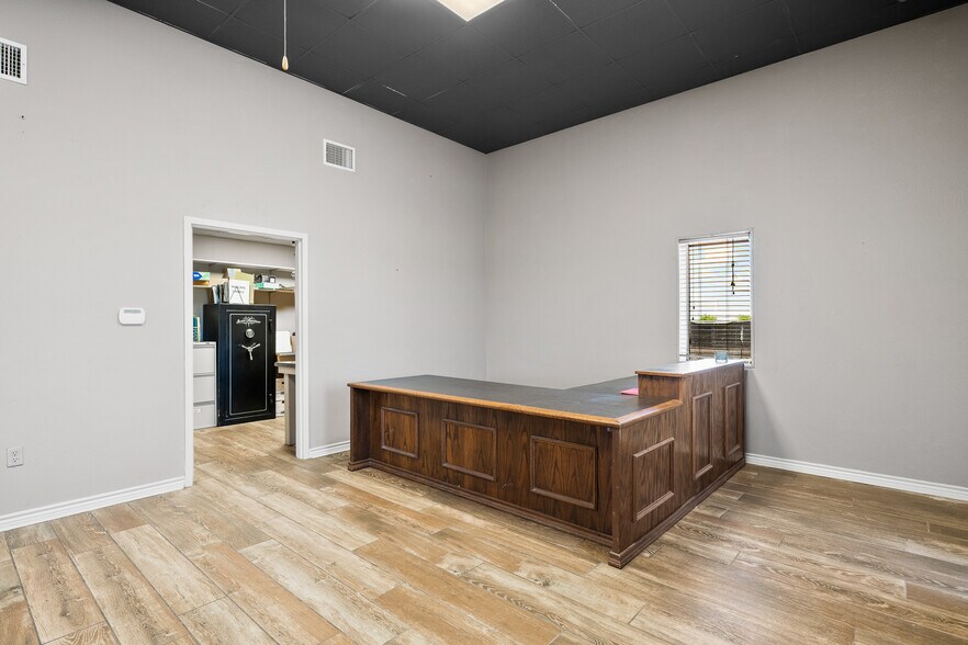 More Photos Of 8808 County Road 1458, Taft Flex For Sale