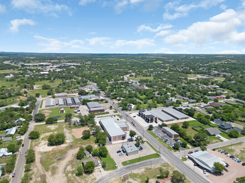 More Photos Of 1009 E 4th St, Lampasas Storefront For Lease
