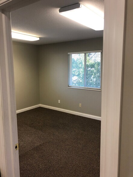 More Photos Of 2901 E Bristol St, Elkhart Office For Sale