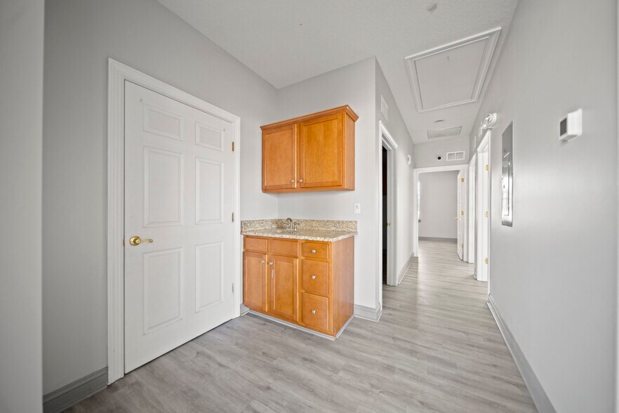 More Photos Of 6817 Southpoint Pky, Jacksonville Loft Creative Space For Lease